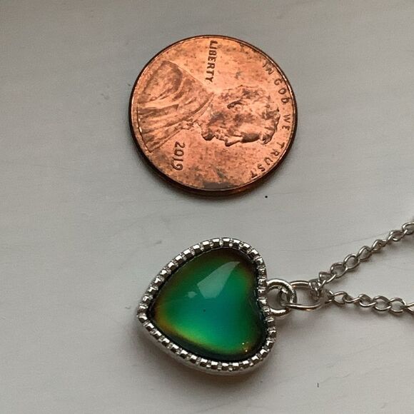 Color Changing Mood Heart Pendant on Silver Tone Chain - Retro Style Necklace - Picture 6 of 10